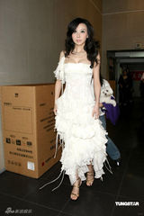 幻灯图集：金钟奖萧蔷低胸白裙尽显美人本色