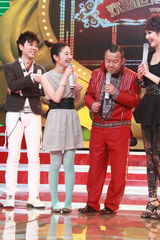 幻灯图：东方卫视建“华人综艺馆” 成龙回忆邓丽君