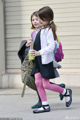 组图：苏瑞扎小辫放学秀粉红丝袜 与小伙伴热聊