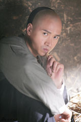 组图：何晟铭《功夫乾隆》穿囚服上演监狱风云