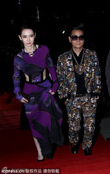 高清：戚薇被问性向称男女通吃 心虚腿软险绊倒