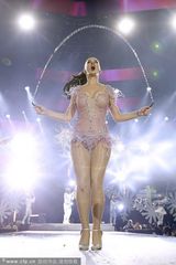 组图：佩里水钻装做性感M字腿 跳绳豪乳荡漾