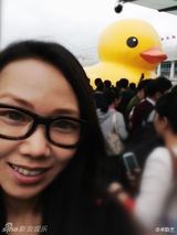 组图：大黄鸭袭港引热潮 刘德华余文乐童心未泯