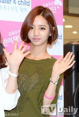 组图：韩团GirlsDay亮相签名会 休闲似邻家妹