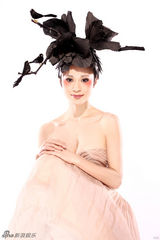 组图：演员石小群唯美写真大玩新鲜