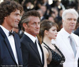 高清组图：《为父寻仇》首映西恩-潘摆酷 格温助阵