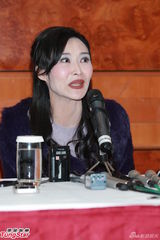 组图：艳星叶玉卿被爆复出还债 浓妆澄清未破产