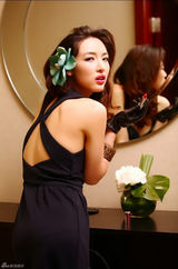 组图：叶倩云新写真曝光 黑裙红唇演绎魅惑风情