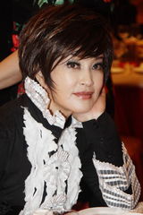 组图：刘晓庆萝莉造型亮相 与宋祖英相聊甚欢