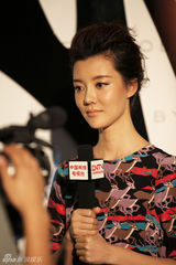 组图：车晓优雅助阵时尚秀场 过膝长裙演绎魅力