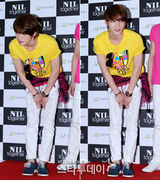 组图：金在中鹅黄T恤亮相 皮肤白皙面容精致