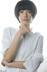 组图：李媛最新写真曝光 利落白衬衫演绎都市新女性