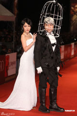 组图：金马赢家后台开心庆功 群星闪耀红地毯