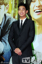 组图：金秀贤李玹雨朴基雄携手助阵新片试映会