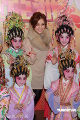 组图：郭书瑶井柏然牵手献唱亚视 张敬轩盼解封