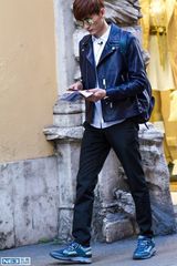 组图：账房先生华晨宇兼职摄像 张翰遭鹦鹉调戏