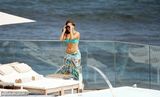 组图：Gaga酒店泳装似美人鱼 瘦身明显对歌迷飞吻