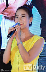 组图：郑珍云韩胜妍亮相《丛林的传说》红毯式