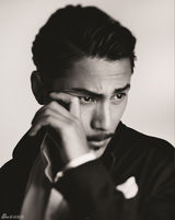 组图：陈坤登杂志封面 搞怪造型尽显诙谐幽默