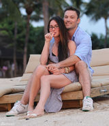 高清组图：梅根-福克斯和老公蜜月情浓 不慎露底