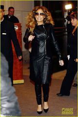 组图：珍妮弗洛佩兹皮衣墨镜星范儿十足