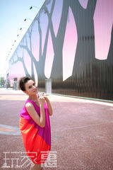 幻灯图：小宋佳全新写真 世博园中亲民的大家风范