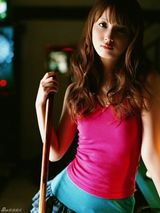 组图：佐佐木希玩变装秀 穿旗袍抱熊猫