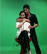 组图：吴奇隆2012年曾亲昵牵手刘诗诗眼神温柔