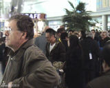 组图：吴镇宇抵京扮“黑超潮人” 宝刀未老笑容难掩