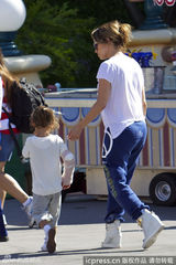 组图：洛佩兹带爱女逛游乐园 玩小飞象花容失色