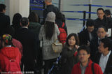 组图：赵薇现身上海机场 等候安检电话打不停