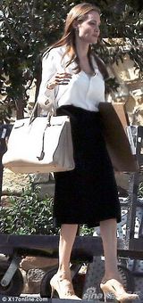 组图：朱莉职业装亮相片场 执导新片再变工作狂