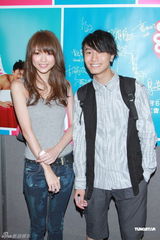 组图：王浩信生日上演舞台剧 女友送旅行箱计划出游