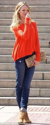 组图：坎蒂丝街头拍写真 裙摆飞扬宠物狗抢镜