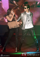 组图：2PM白智英携手亮相音乐庆典 Nichkhun未出席