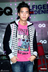 组图：柯有纶为服装助阵演出 透露新专辑12月发行