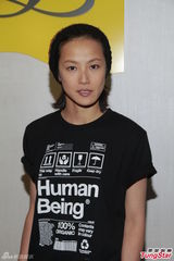 组图：何韵诗首踏立法会紧张 借黄耀明衣服壮胆