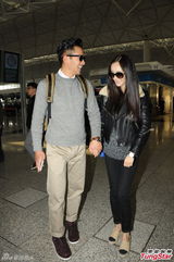 杨幂踩平跟与刘恺威一家离港 刘丹红包不离手