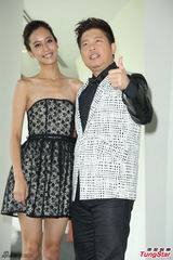 组图：陈庭妮踩十公分高跟鞋 曾国城笑称被压死