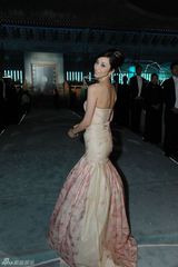 组图：吴佩慈高雅亮相发布会 豪华珠宝艳压群星 