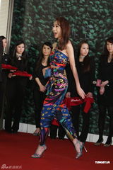 组图：隋棠彩装亮相秀性感香肩 称拍戏时有想婚念头