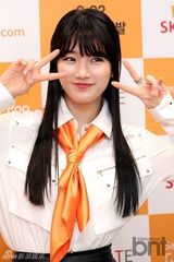 组图：韩团missA秀智戴橙领巾当一日店长