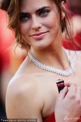 组图：名模戛纳助阵红毯 胸前别铁棍标新立异