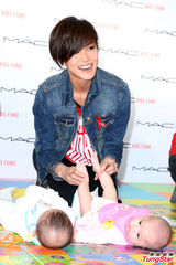 组图：何韵诗自曝生子计划 认两岁小帅哥做老公