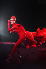 组图：蔡依林曝夸张焰红造型抢镜十足