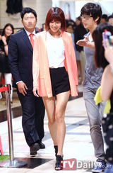 组图：孔孝真下衣失踪时尚出席纪念活动