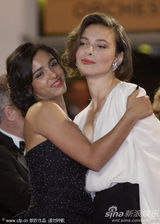 高清组图：《妓院里的回忆》首映 两美女大玩女女吻