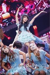 组图：雪莉灿烈主持MCD 金贤重扯衣秀人鱼线