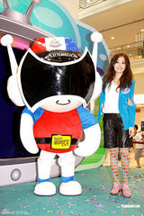 幻灯图：容祖儿热裤彩袜亮相 与吉祥物合影童心未泯