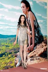 组图：莫文蔚银色短裙化身美人鱼 陪妈妈游伦敦